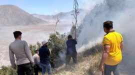 FOTO: Petugas instansi terkait dan jajaran Polres Probolinggo saat memadamkan api. @by_News9.id