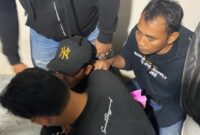 FOTO: Polisi saat mengamankan terduga pelaku pria berinisial A.S.  @by_News9.id