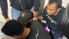 FOTO: Polisi saat mengamankan terduga pelaku pria berinisial A.S. @by_News9.id