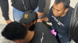 FOTO: Polisi saat mengamankan terduga pelaku pria berinisial A.S.  @by_News9.id