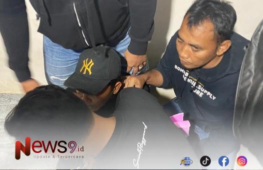 FOTO: Polisi saat mengamankan terduga pelaku pria berinisial A.S.  @by_News9.id