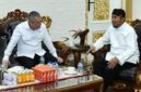 FOTO: Menteri Perhubungan RI Dudy Purwagandhi (kiri), saat mengunjungi kediaman Bupati Sumenep Dr. H. Achmad Fauzi Wongsojudo (kanan), @by_News9.id