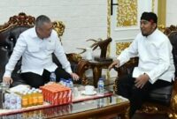 FOTO: Menteri Perhubungan RI Dudy Purwagandhi (kiri), saat mengunjungi kediaman Bupati Sumenep Dr. H. Achmad Fauzi Wongsojudo (kanan), @by_News9.id