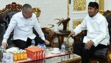 FOTO: Menteri Perhubungan RI Dudy Purwagandhi (kiri), saat mengunjungi kediaman Bupati Sumenep Dr. H. Achmad Fauzi Wongsojudo (kanan), @by_News9.id