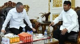 FOTO: Menteri Perhubungan RI Dudy Purwagandhi (kiri), saat mengunjungi kediaman Bupati Sumenep Dr. H. Achmad Fauzi Wongsojudo (kanan), @by_News9.id
