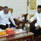 FOTO: Menteri Perhubungan RI Dudy Purwagandhi (kiri), saat mengunjungi kediaman Bupati Sumenep Dr. H. Achmad Fauzi Wongsojudo (kanan), @by_News9.id