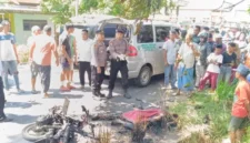 FOTO: Kendaraan yang dikendarainya terbakar di lokasi kejadian. @by_News9.id
