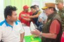 FOTO: Wakil Bupati (Wabup) Sumenep KH. Imam Hasyim saat mengunjungi para korban kebakaran KMP Mutiara Sentosa 2. @by_News9.id