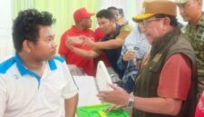 FOTO: Wakil Bupati (Wabup) Sumenep KH. Imam Hasyim saat mengunjungi para korban kebakaran KMP Mutiara Sentosa 2. @by_News9.id