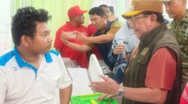 FOTO: Wakil Bupati (Wabup) Sumenep KH. Imam Hasyim saat mengunjungi para korban kebakaran KMP Mutiara Sentosa 2. @by_News9.id