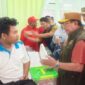 FOTO: Wakil Bupati (Wabup) Sumenep KH. Imam Hasyim saat mengunjungi para korban kebakaran KMP Mutiara Sentosa 2. @by_News9.id