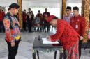 FOTO: Bupati Sumenep Achmad Fauzi Wongsojudo (kiri) dalam Penandatanganan Berita Acara Pemutakhiran Proyeksi Status Desa. @by_News9.id