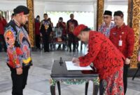 FOTO: Bupati Sumenep Achmad Fauzi Wongsojudo (kiri) dalam Penandatanganan Berita Acara Pemutakhiran Proyeksi Status Desa. @by_News9.id
