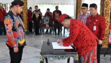 FOTO: Bupati Sumenep Achmad Fauzi Wongsojudo (kiri) dalam Penandatanganan Berita Acara Pemutakhiran Proyeksi Status Desa. @by_News9.id
