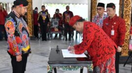 FOTO: Bupati Sumenep Achmad Fauzi Wongsojudo (kiri) dalam Penandatanganan Berita Acara Pemutakhiran Proyeksi Status Desa. @by_News9.id