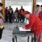 FOTO: Bupati Sumenep Achmad Fauzi Wongsojudo (kiri) dalam Penandatanganan Berita Acara Pemutakhiran Proyeksi Status Desa. @by_News9.id
