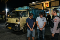 FOTO: (ilustrasi) Dua orang tersangka berinisial ST dan AS, warga Jember berikut barang bukti. @by_News9.id