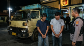 FOTO: (ilustrasi) Dua orang tersangka berinisial ST dan AS, warga Jember berikut barang bukti. @by_News9.id