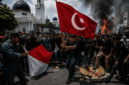 FOTO: (ilustrasi) massa saat menurunkan bendera Merah Putih, menggantinya dengan bendera Bulan Bintang, @by_News9.id