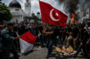 FOTO: (ilustrasi) massa saat menurunkan bendera Merah Putih, menggantinya dengan bendera Bulan Bintang, @by_News9.id
