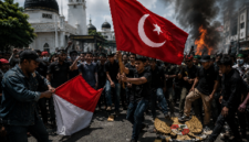 FOTO: (ilustrasi) massa saat menurunkan bendera Merah Putih, menggantinya dengan bendera Bulan Bintang, @by_News9.id
