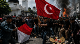 FOTO: (ilustrasi) massa saat menurunkan bendera Merah Putih, menggantinya dengan bendera Bulan Bintang, @by_News9.id