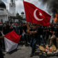 FOTO: (ilustrasi) massa saat menurunkan bendera Merah Putih, menggantinya dengan bendera Bulan Bintang, @by_News9.id