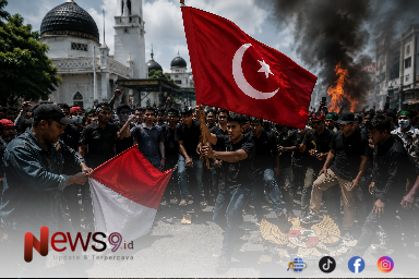 FOTO: (ilustrasi) massa saat menurunkan bendera Merah Putih, menggantinya dengan bendera Bulan Bintang, @by_News9.id