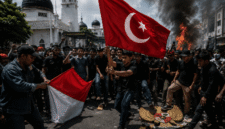 FOTO: (ilustrasi) massa saat menurunkan bendera Merah Putih, menggantinya dengan bendera Bulan Bintang, @by_News9.id