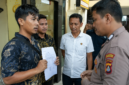 FOTO: (ilustrasi) Imam, korban penganiayaan oleh oknum ASN, saat melaporkan ke Polsek Kalianget. @by_News9.id