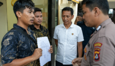 FOTO: (ilustrasi) Imam, korban penganiayaan oleh oknum ASN, saat melaporkan ke Polsek Kalianget. @by_News9.id