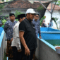 FOTO: Bupati Sumenep, Achmad Fauzi Wongsojudo, saat meninjau budi daya ikan lele dan peternakan ayam petelur milik kelompok masyarakat di Desa Bataal Timur, @by_News9.id