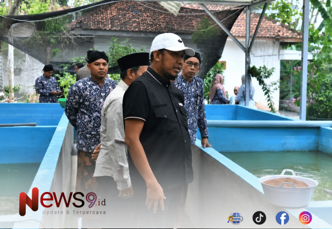 FOTO: Bupati Sumenep, Achmad Fauzi Wongsojudo, saat meninjau budi daya ikan lele dan peternakan ayam petelur milik kelompok masyarakat di Desa Bataal Timur, @by_News9.id