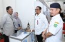 FOTO: Sekda Sumenep Agus Dwi Saputra (tengah), bersama Kepala Dinas Ketenagakerjaan Sumenep, Mustangin (kanan), saat mengunjungi salah satu stand perusahaan. @by_News9.id