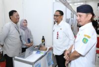 FOTO: Sekda Sumenep Agus Dwi Saputra (tengah), bersama Kepala Dinas Ketenagakerjaan Sumenep, Mustangin (kanan), saat mengunjungi salah satu stand perusahaan. @by_News9.id
