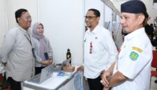 FOTO: Sekda Sumenep Agus Dwi Saputra (tengah), bersama Kepala Dinas Ketenagakerjaan Sumenep, Mustangin (kanan), saat mengunjungi salah satu stand perusahaan. @by_News9.id