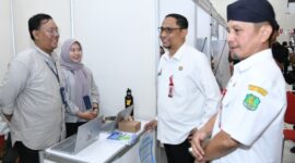 FOTO: Sekda Sumenep Agus Dwi Saputra (tengah), bersama Kepala Dinas Ketenagakerjaan Sumenep, Mustangin (kanan), saat mengunjungi salah satu stand perusahaan. @by_News9.id