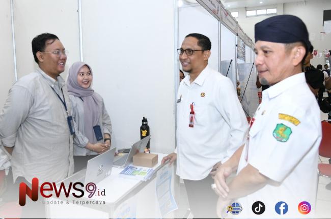 FOTO: Sekda Sumenep Agus Dwi Saputra (tengah), bersama Kepala Dinas Ketenagakerjaan Sumenep, Mustangin (kanan), saat mengunjungi salah satu stand perusahaan. @by_News9.id