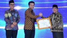 FOTO: Wakil Bupati Sumenep KH. Imam Hasyim saat menerima penghargaan Juara 1 dalam ajang Syariah Award Jawa Timur 2026. @by_News9.id