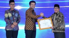 FOTO: Wakil Bupati Sumenep KH. Imam Hasyim saat menerima penghargaan Juara 1 dalam ajang Syariah Award Jawa Timur 2026. @by_News9.id