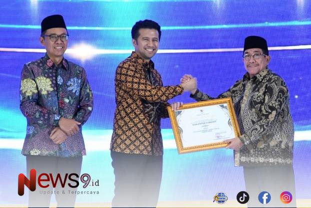 FOTO: Wakil Bupati Sumenep KH. Imam Hasyim saat menerima penghargaan Juara 1 dalam ajang Syariah Award Jawa Timur 2026. @by_News9.id