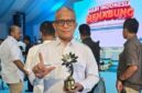 FOTO: Direktur Utama PT BPRS Bhakti Sumekar, Hairil Fajar, usai menerima penghargaan. @by_News9.id
