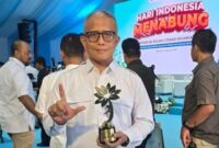 FOTO: Direktur Utama PT BPRS Bhakti Sumekar, Hairil Fajar, usai menerima penghargaan. @by_News9.id