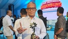 FOTO: Direktur Utama PT BPRS Bhakti Sumekar, Hairil Fajar, usai menerima penghargaan. @by_News9.id
