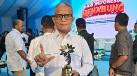 FOTO: Direktur Utama PT BPRS Bhakti Sumekar, Hairil Fajar, usai menerima penghargaan. @by_News9.id