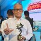 FOTO: Direktur Utama PT BPRS Bhakti Sumekar, Hairil Fajar, usai menerima penghargaan. @by_News9.id