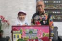 FOTO: Ana Syifaul Millah, siswi kelas VI SDIT Al Hidayah Sumenep bersama Direktur BPRS Bhakti Sumekar. @by_News9.id