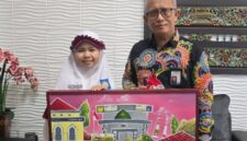 FOTO: Ana Syifaul Millah, siswi kelas VI SDIT Al Hidayah Sumenep bersama Direktur BPRS Bhakti Sumekar. @by_News9.id