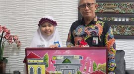 FOTO: Ana Syifaul Millah, siswi kelas VI SDIT Al Hidayah Sumenep bersama Direktur BPRS Bhakti Sumekar. @by_News9.id