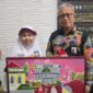 FOTO: Ana Syifaul Millah, siswi kelas VI SDIT Al Hidayah Sumenep bersama Direktur BPRS Bhakti Sumekar. @by_News9.id
